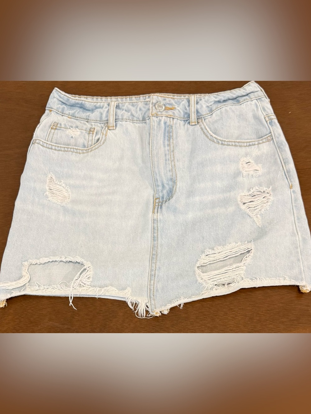 Women’s Forever 21 LA Light Wash Distressed Denim Mini Shorts, Size US 26